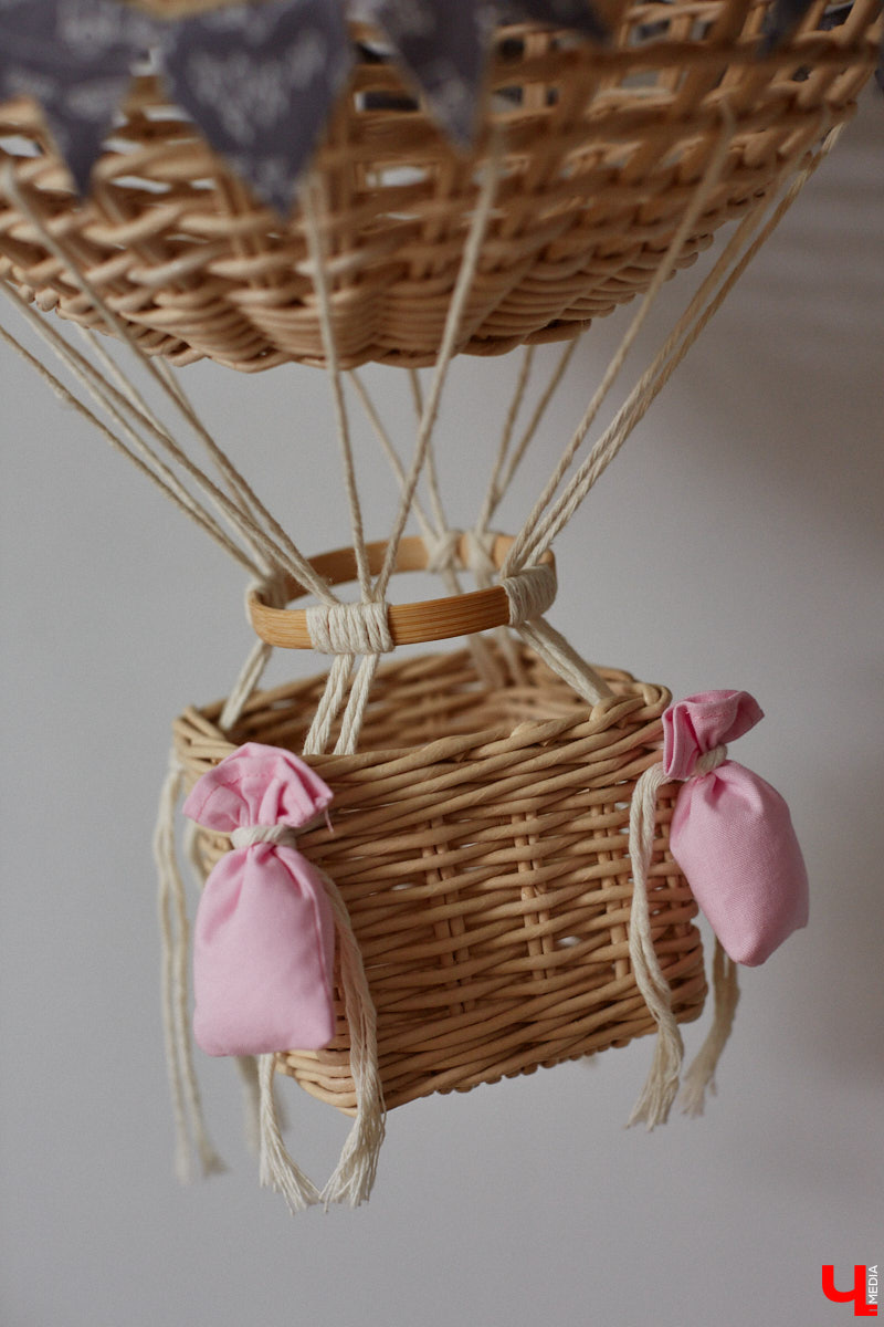 Анна Путина поражает воображение изделиями из бумаги, а конкретно эколозы. Сложно поверить, но ее работы, еще недавно представлявшие собой газетные листы, вполне утилитарны. Девушка плетет из мягких трубочек повседневные сумочки, кашпо, светильники, мебель и различный декор. В мастерской, куда «Ключ-Медиа» заглянул за вдохновением, от разнообразия форм разбегаются глаза.