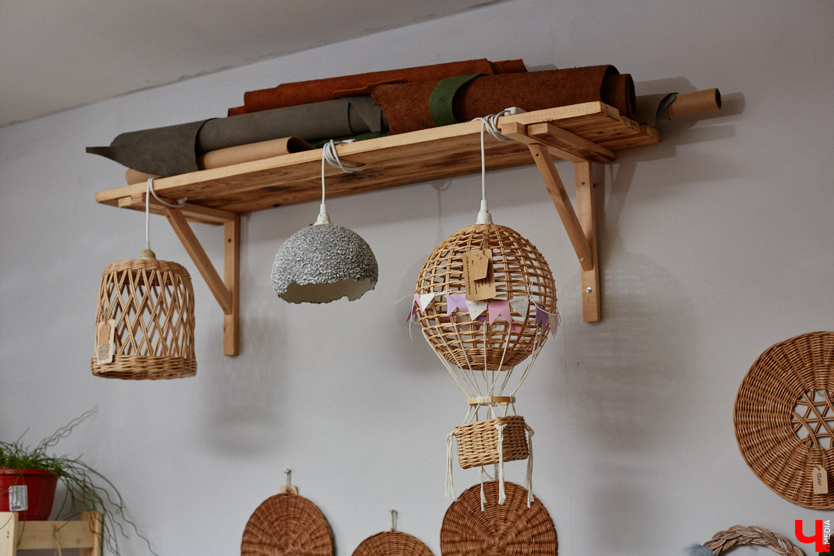 Анна Путина поражает воображение изделиями из бумаги, а конкретно эколозы. Сложно поверить, но ее работы, еще недавно представлявшие собой газетные листы, вполне утилитарны. Девушка плетет из мягких трубочек повседневные сумочки, кашпо, светильники, мебель и различный декор. В мастерской, куда «Ключ-Медиа» заглянул за вдохновением, от разнообразия форм разбегаются глаза.