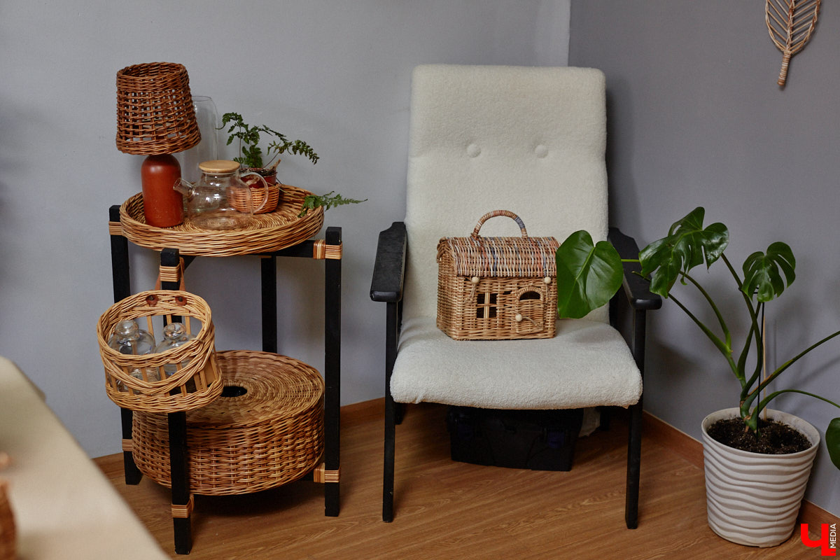 Анна Путина поражает воображение изделиями из бумаги, а конкретно эколозы. Сложно поверить, но ее работы, еще недавно представлявшие собой газетные листы, вполне утилитарны. Девушка плетет из мягких трубочек повседневные сумочки, кашпо, светильники, мебель и различный декор. В мастерской, куда «Ключ-Медиа» заглянул за вдохновением, от разнообразия форм разбегаются глаза.