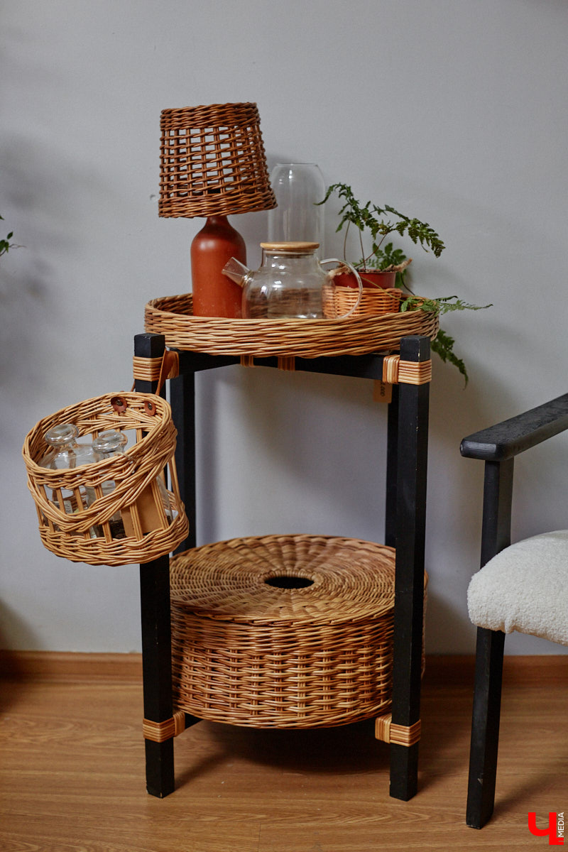 Анна Путина поражает воображение изделиями из бумаги, а конкретно эколозы. Сложно поверить, но ее работы, еще недавно представлявшие собой газетные листы, вполне утилитарны. Девушка плетет из мягких трубочек повседневные сумочки, кашпо, светильники, мебель и различный декор. В мастерской, куда «Ключ-Медиа» заглянул за вдохновением, от разнообразия форм разбегаются глаза.