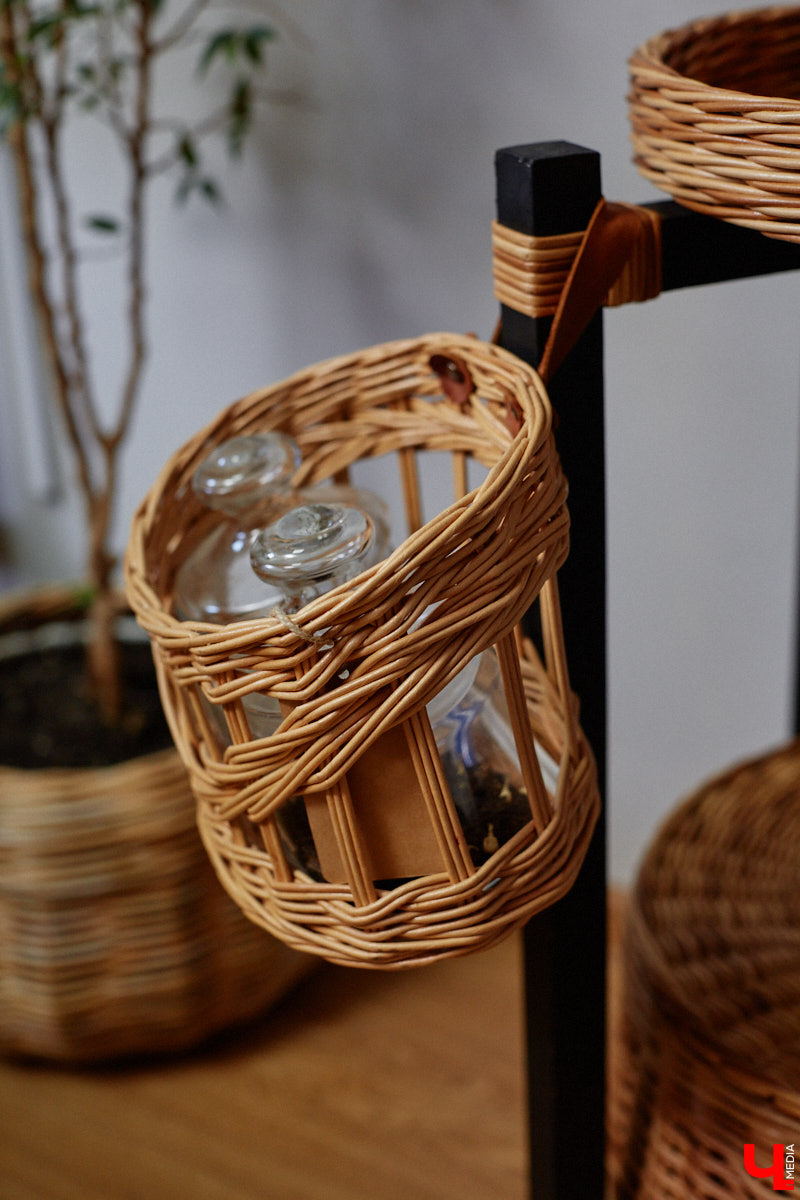 Анна Путина поражает воображение изделиями из бумаги, а конкретно эколозы. Сложно поверить, но ее работы, еще недавно представлявшие собой газетные листы, вполне утилитарны. Девушка плетет из мягких трубочек повседневные сумочки, кашпо, светильники, мебель и различный декор. В мастерской, куда «Ключ-Медиа» заглянул за вдохновением, от разнообразия форм разбегаются глаза.