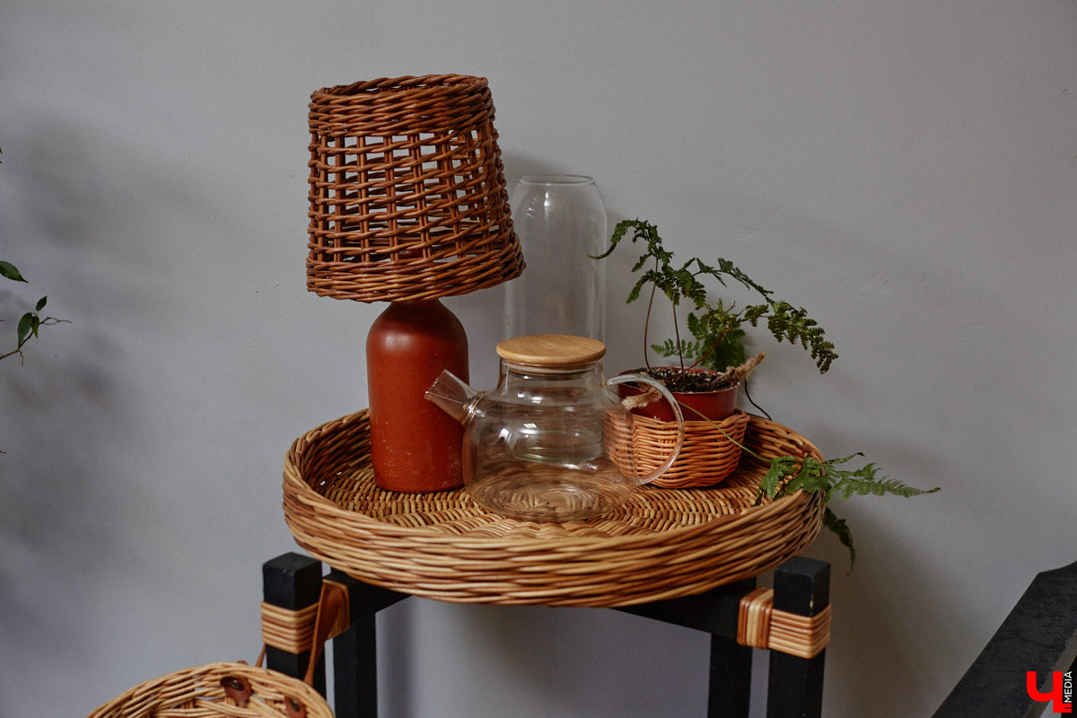 Анна Путина поражает воображение изделиями из бумаги, а конкретно эколозы. Сложно поверить, но ее работы, еще недавно представлявшие собой газетные листы, вполне утилитарны. Девушка плетет из мягких трубочек повседневные сумочки, кашпо, светильники, мебель и различный декор. В мастерской, куда «Ключ-Медиа» заглянул за вдохновением, от разнообразия форм разбегаются глаза.