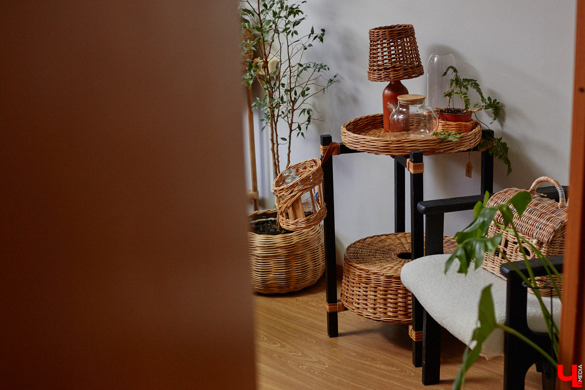 Анна Путина поражает воображение изделиями из бумаги, а конкретно эколозы. Сложно поверить, но ее работы, еще недавно представлявшие собой газетные листы, вполне утилитарны. Девушка плетет из мягких трубочек повседневные сумочки, кашпо, светильники, мебель и различный декор. В мастерской, куда «Ключ-Медиа» заглянул за вдохновением, от разнообразия форм разбегаются глаза.