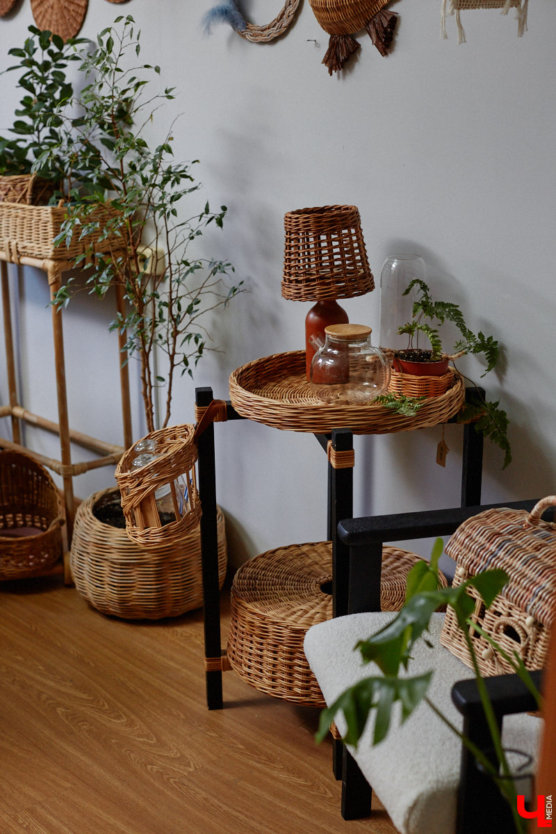 Анна Путина поражает воображение изделиями из бумаги, а конкретно эколозы. Сложно поверить, но ее работы, еще недавно представлявшие собой газетные листы, вполне утилитарны. Девушка плетет из мягких трубочек повседневные сумочки, кашпо, светильники, мебель и различный декор. В мастерской, куда «Ключ-Медиа» заглянул за вдохновением, от разнообразия форм разбегаются глаза.