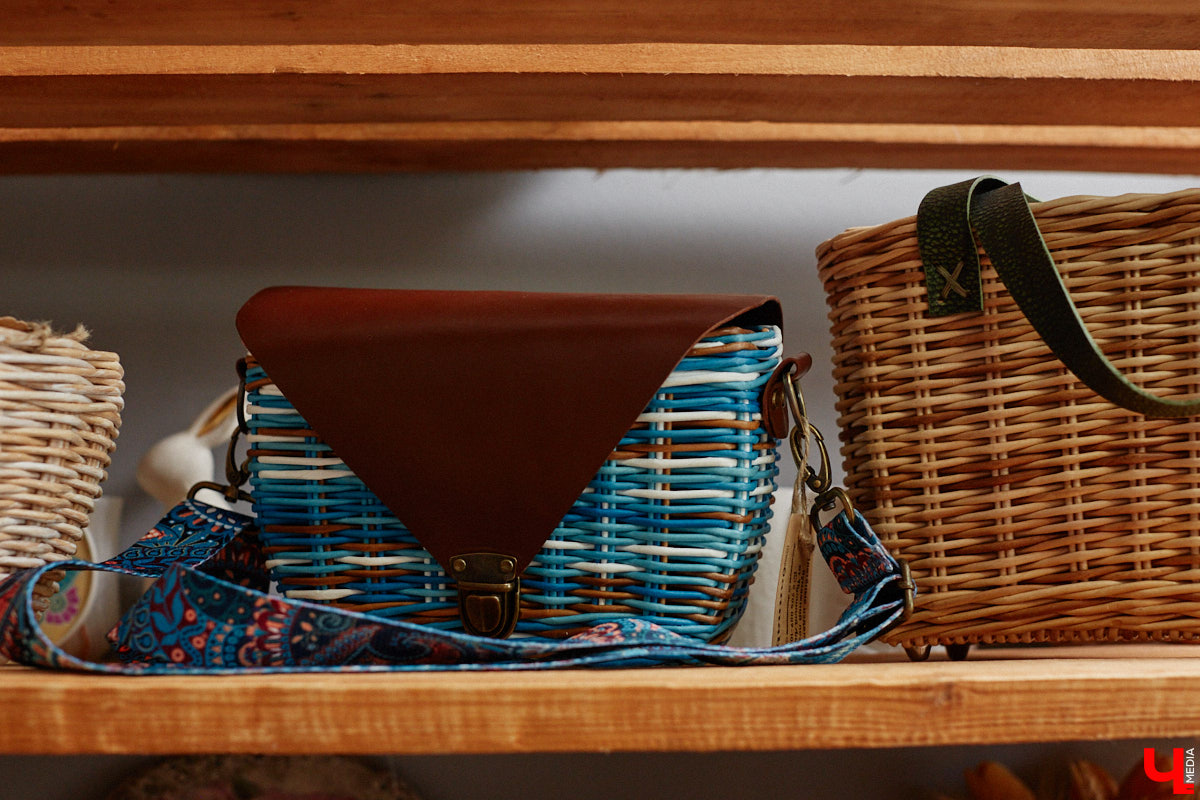 Анна Путина поражает воображение изделиями из бумаги, а конкретно эколозы. Сложно поверить, но ее работы, еще недавно представлявшие собой газетные листы, вполне утилитарны. Девушка плетет из мягких трубочек повседневные сумочки, кашпо, светильники, мебель и различный декор. В мастерской, куда «Ключ-Медиа» заглянул за вдохновением, от разнообразия форм разбегаются глаза.