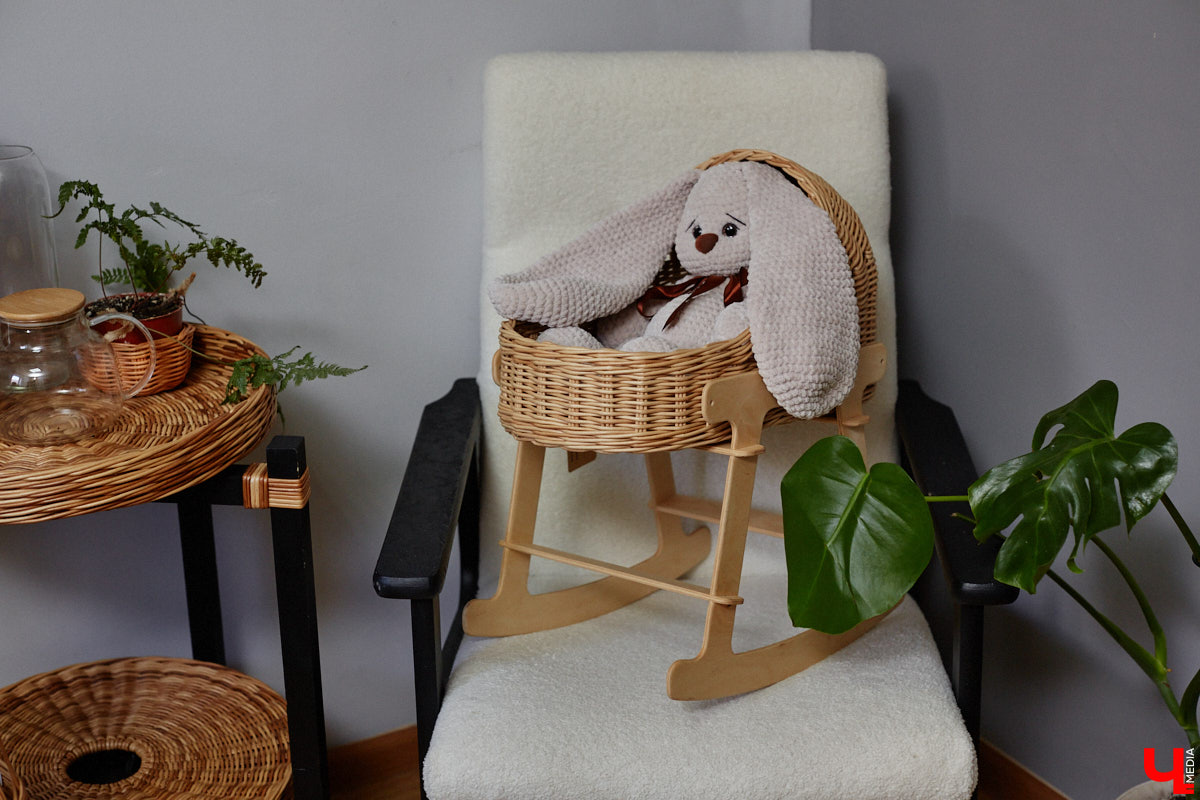 Анна Путина поражает воображение изделиями из бумаги, а конкретно эколозы. Сложно поверить, но ее работы, еще недавно представлявшие собой газетные листы, вполне утилитарны. Девушка плетет из мягких трубочек повседневные сумочки, кашпо, светильники, мебель и различный декор. В мастерской, куда «Ключ-Медиа» заглянул за вдохновением, от разнообразия форм разбегаются глаза.