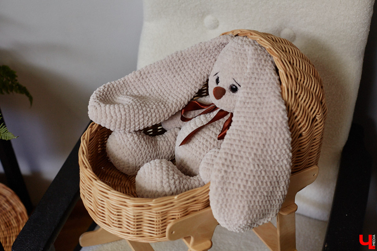 Анна Путина поражает воображение изделиями из бумаги, а конкретно эколозы. Сложно поверить, но ее работы, еще недавно представлявшие собой газетные листы, вполне утилитарны. Девушка плетет из мягких трубочек повседневные сумочки, кашпо, светильники, мебель и различный декор. В мастерской, куда «Ключ-Медиа» заглянул за вдохновением, от разнообразия форм разбегаются глаза.