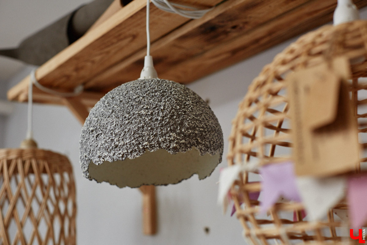 Анна Путина поражает воображение изделиями из бумаги, а конкретно эколозы. Сложно поверить, но ее работы, еще недавно представлявшие собой газетные листы, вполне утилитарны. Девушка плетет из мягких трубочек повседневные сумочки, кашпо, светильники, мебель и различный декор. В мастерской, куда «Ключ-Медиа» заглянул за вдохновением, от разнообразия форм разбегаются глаза.