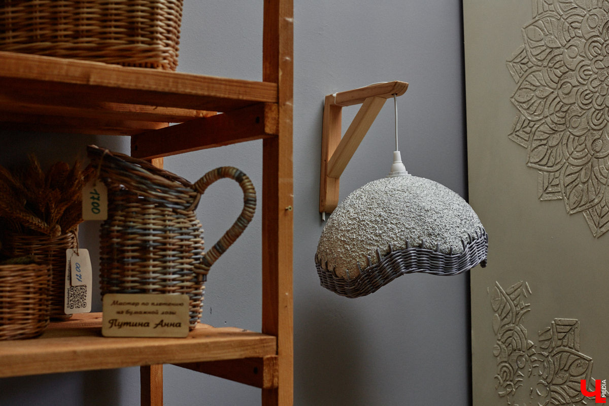 Анна Путина поражает воображение изделиями из бумаги, а конкретно эколозы. Сложно поверить, но ее работы, еще недавно представлявшие собой газетные листы, вполне утилитарны. Девушка плетет из мягких трубочек повседневные сумочки, кашпо, светильники, мебель и различный декор. В мастерской, куда «Ключ-Медиа» заглянул за вдохновением, от разнообразия форм разбегаются глаза.