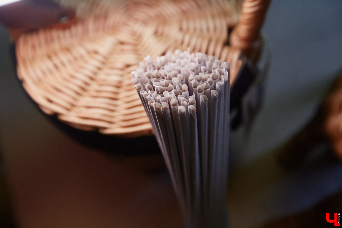 Анна Путина поражает воображение изделиями из бумаги, а конкретно эколозы. Сложно поверить, но ее работы, еще недавно представлявшие собой газетные листы, вполне утилитарны. Девушка плетет из мягких трубочек повседневные сумочки, кашпо, светильники, мебель и различный декор. В мастерской, куда «Ключ-Медиа» заглянул за вдохновением, от разнообразия форм разбегаются глаза.