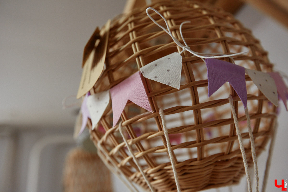 Анна Путина поражает воображение изделиями из бумаги, а конкретно эколозы. Сложно поверить, но ее работы, еще недавно представлявшие собой газетные листы, вполне утилитарны. Девушка плетет из мягких трубочек повседневные сумочки, кашпо, светильники, мебель и различный декор. В мастерской, куда «Ключ-Медиа» заглянул за вдохновением, от разнообразия форм разбегаются глаза.