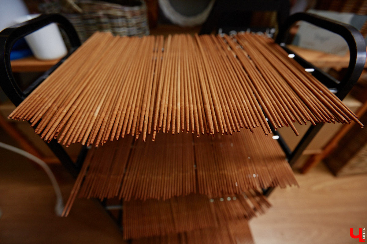 Анна Путина поражает воображение изделиями из бумаги, а конкретно эколозы. Сложно поверить, но ее работы, еще недавно представлявшие собой газетные листы, вполне утилитарны. Девушка плетет из мягких трубочек повседневные сумочки, кашпо, светильники, мебель и различный декор. В мастерской, куда «Ключ-Медиа» заглянул за вдохновением, от разнообразия форм разбегаются глаза.