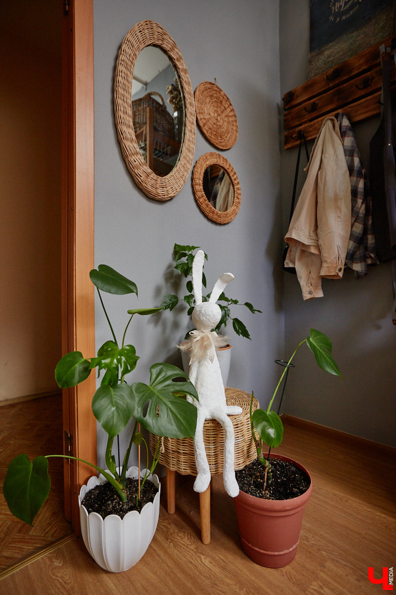 Анна Путина поражает воображение изделиями из бумаги, а конкретно эколозы. Сложно поверить, но ее работы, еще недавно представлявшие собой газетные листы, вполне утилитарны. Девушка плетет из мягких трубочек повседневные сумочки, кашпо, светильники, мебель и различный декор. В мастерской, куда «Ключ-Медиа» заглянул за вдохновением, от разнообразия форм разбегаются глаза.