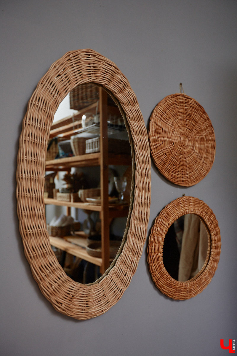 Анна Путина поражает воображение изделиями из бумаги, а конкретно эколозы. Сложно поверить, но ее работы, еще недавно представлявшие собой газетные листы, вполне утилитарны. Девушка плетет из мягких трубочек повседневные сумочки, кашпо, светильники, мебель и различный декор. В мастерской, куда «Ключ-Медиа» заглянул за вдохновением, от разнообразия форм разбегаются глаза.