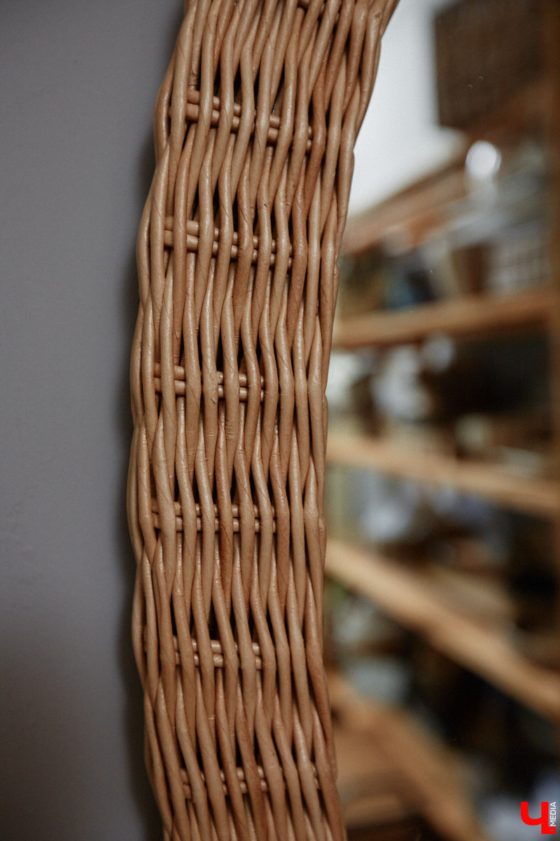 Анна Путина поражает воображение изделиями из бумаги, а конкретно эколозы. Сложно поверить, но ее работы, еще недавно представлявшие собой газетные листы, вполне утилитарны. Девушка плетет из мягких трубочек повседневные сумочки, кашпо, светильники, мебель и различный декор. В мастерской, куда «Ключ-Медиа» заглянул за вдохновением, от разнообразия форм разбегаются глаза.