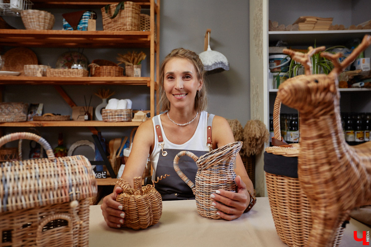 Анна Путина поражает воображение изделиями из бумаги, а конкретно эколозы. Сложно поверить, но ее работы, еще недавно представлявшие собой газетные листы, вполне утилитарны. Девушка плетет из мягких трубочек повседневные сумочки, кашпо, светильники, мебель и различный декор. В мастерской, куда «Ключ-Медиа» заглянул за вдохновением, от разнообразия форм разбегаются глаза.