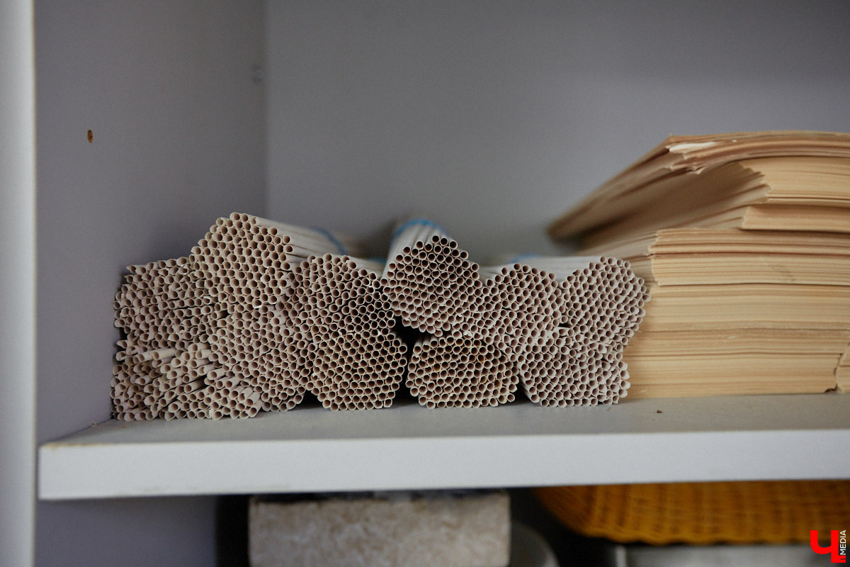 Анна Путина поражает воображение изделиями из бумаги, а конкретно эколозы. Сложно поверить, но ее работы, еще недавно представлявшие собой газетные листы, вполне утилитарны. Девушка плетет из мягких трубочек повседневные сумочки, кашпо, светильники, мебель и различный декор. В мастерской, куда «Ключ-Медиа» заглянул за вдохновением, от разнообразия форм разбегаются глаза.