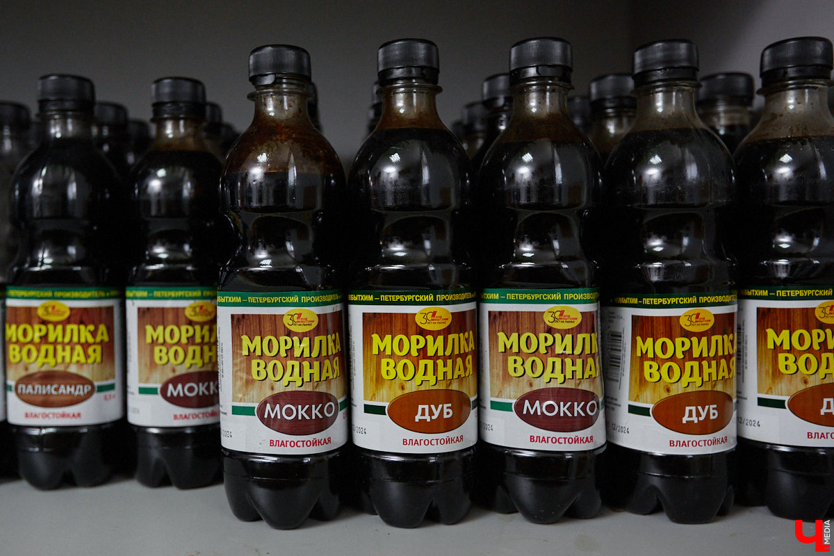 Анна Путина поражает воображение изделиями из бумаги, а конкретно эколозы. Сложно поверить, но ее работы, еще недавно представлявшие собой газетные листы, вполне утилитарны. Девушка плетет из мягких трубочек повседневные сумочки, кашпо, светильники, мебель и различный декор. В мастерской, куда «Ключ-Медиа» заглянул за вдохновением, от разнообразия форм разбегаются глаза.