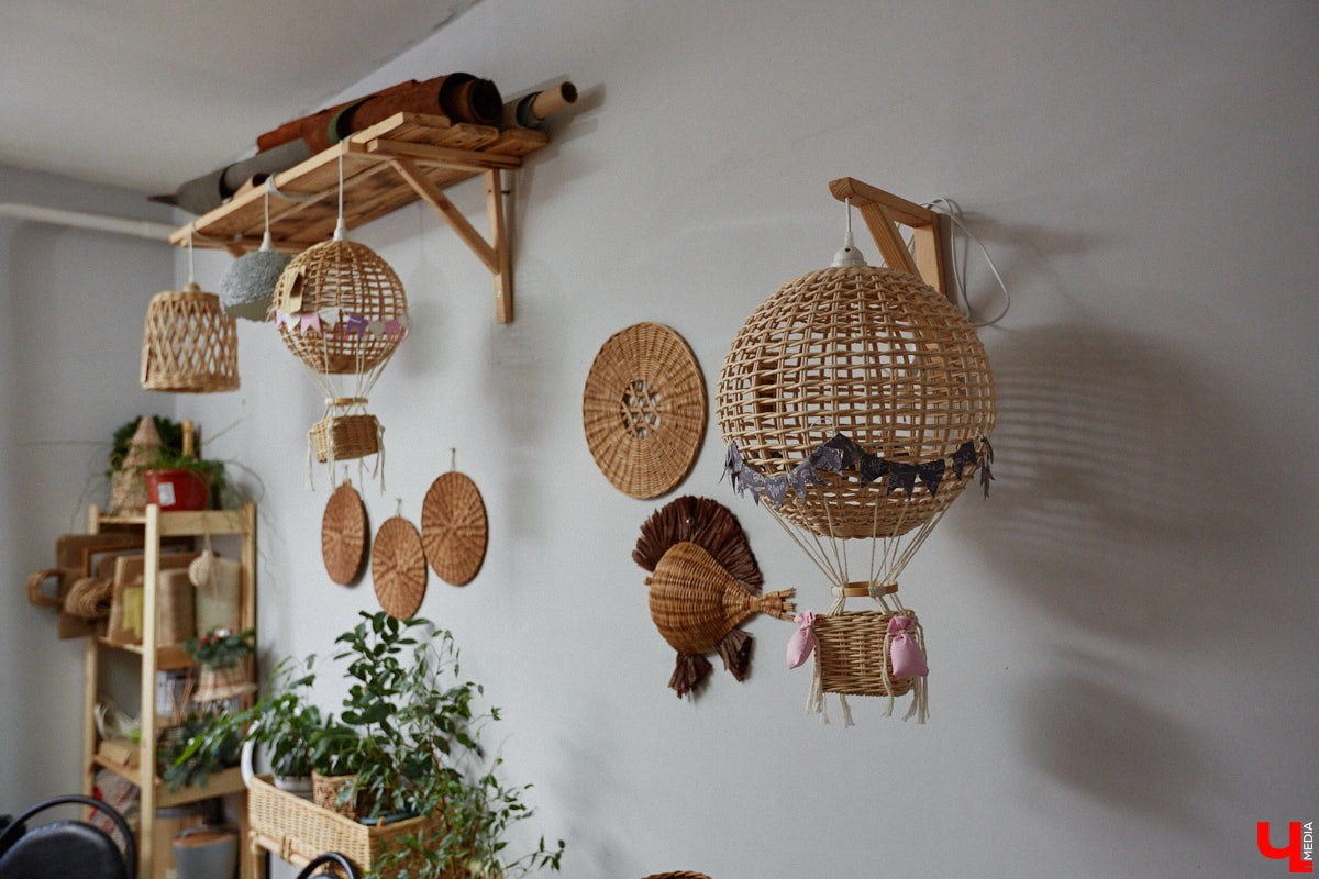 Анна Путина поражает воображение изделиями из бумаги, а конкретно эколозы. Сложно поверить, но ее работы, еще недавно представлявшие собой газетные листы, вполне утилитарны. Девушка плетет из мягких трубочек повседневные сумочки, кашпо, светильники, мебель и различный декор. В мастерской, куда «Ключ-Медиа» заглянул за вдохновением, от разнообразия форм разбегаются глаза.