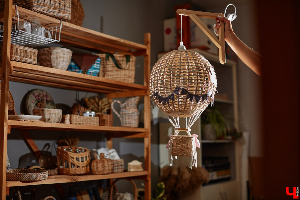 Анна Путина поражает воображение изделиями из бумаги, а конкретно эколозы. Сложно поверить, но ее работы, еще недавно представлявшие собой газетные листы, вполне утилитарны. Девушка плетет из мягких трубочек повседневные сумочки, кашпо, светильники, мебель и различный декор. В мастерской, куда «Ключ-Медиа» заглянул за вдохновением, от разнообразия форм разбегаются глаза.