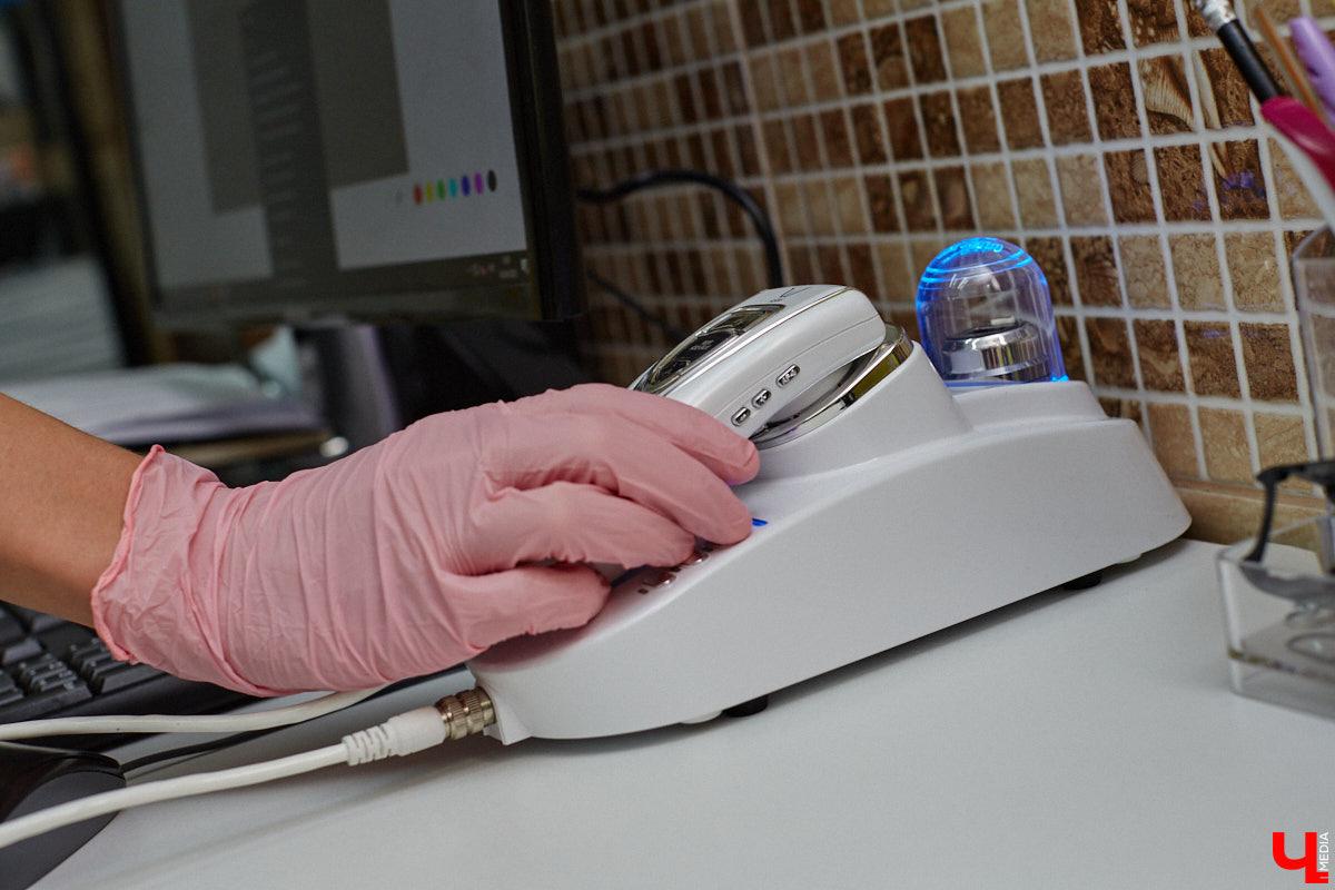 В клинике «Айболит» работают два филиала — Центр трихологии и косметологии и центр лазерной медицины «Айболит». В обоих доступны процедуры по дерматологии и косметологии. И это не просто набор услуг: здесь составят индивидуальный план лечения, учитывая ваши пожелания и особенности организма. Мы узнали, что на самом деле стоит за процедурами PRP и мезотерапии, а также кому и зачем они нужны.