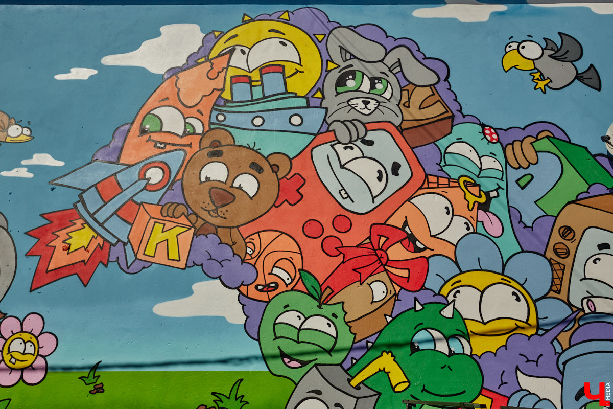 Завершающим штрихом пятого юбилейного фестиваля уличного искусства «Загфест» стали арты локальных райтеров. Ранее областной столице подарили 12 ярких муралов приезжие художники. Еще две работы недавно закончили местные авторы: Никита Куир и Мишкин. Их творения символично расположились друг напротив друга.