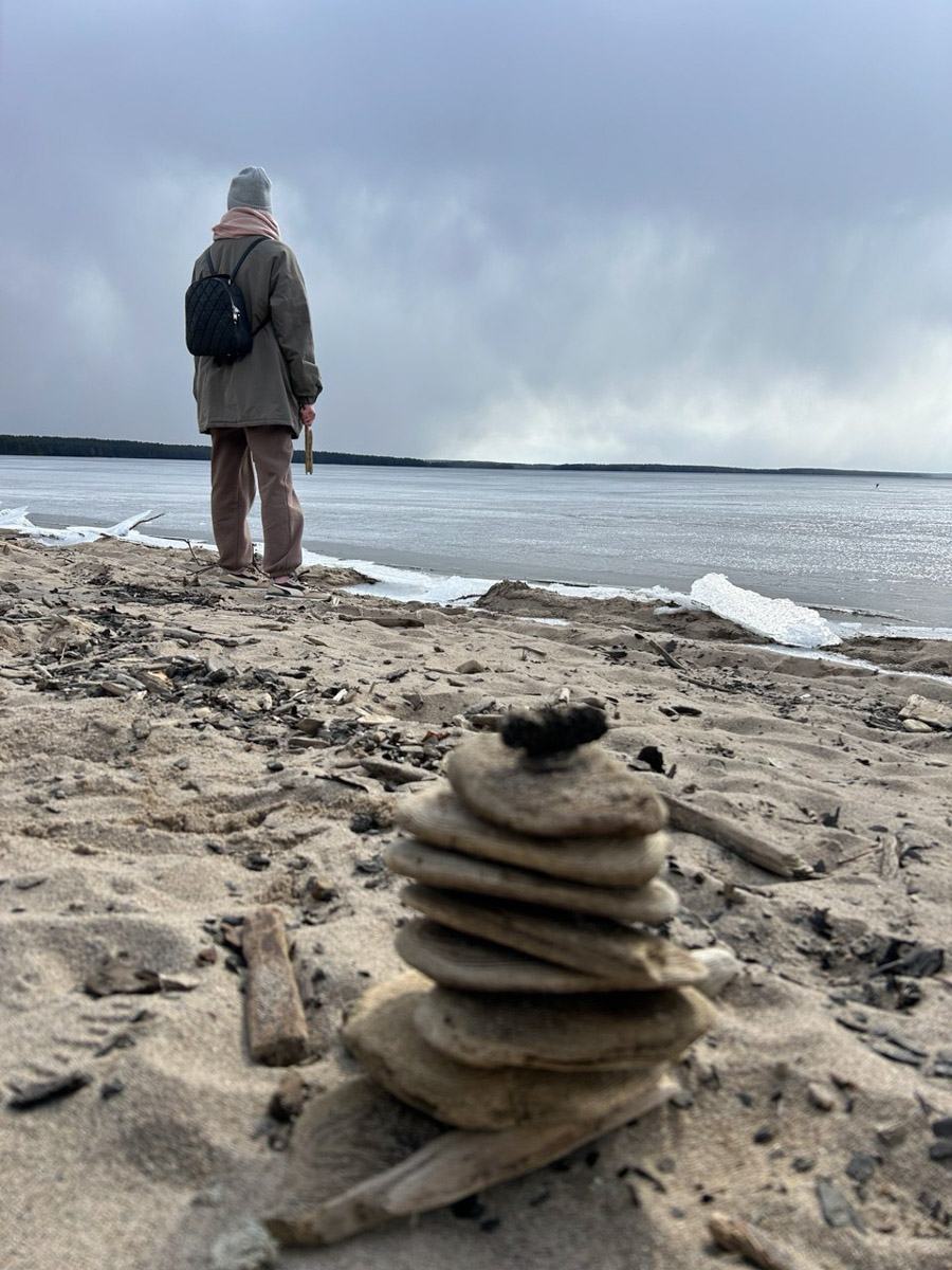 Териберка — это особое место. Край земли, символ красоты северной природы. Мария Гусева всегда хотела там оказаться. И вот подвернулась возможность. Супруг, воодушевившись рабочей поездкой на Кольский полуостров, организовал автопутешествие в Арктику для всей семьи. Забегая вперед, скажем: тур получился очень насыщенным!