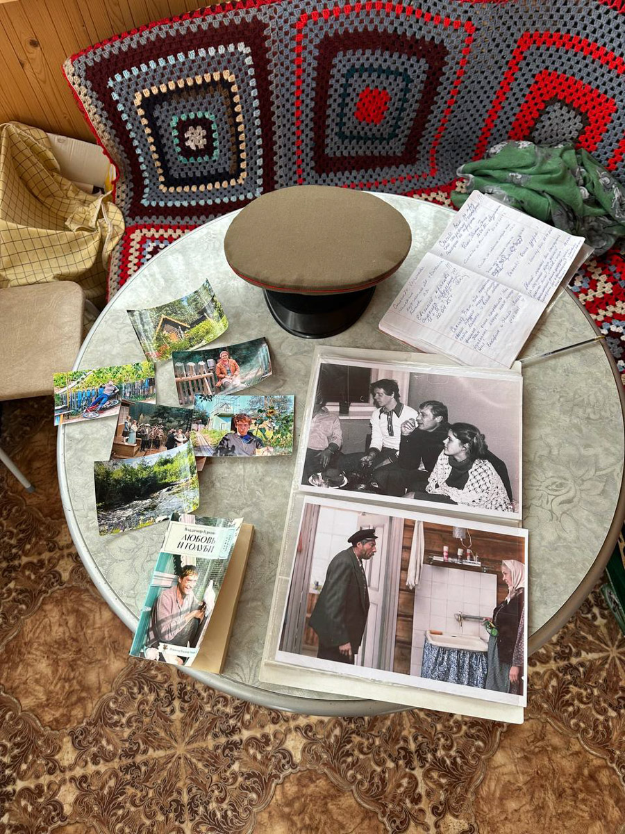 Териберка — это особое место. Край земли, символ красоты северной природы. Мария Гусева всегда хотела там оказаться. И вот подвернулась возможность. Супруг, воодушевившись рабочей поездкой на Кольский полуостров, организовал автопутешествие в Арктику для всей семьи. Забегая вперед, скажем: тур получился очень насыщенным!