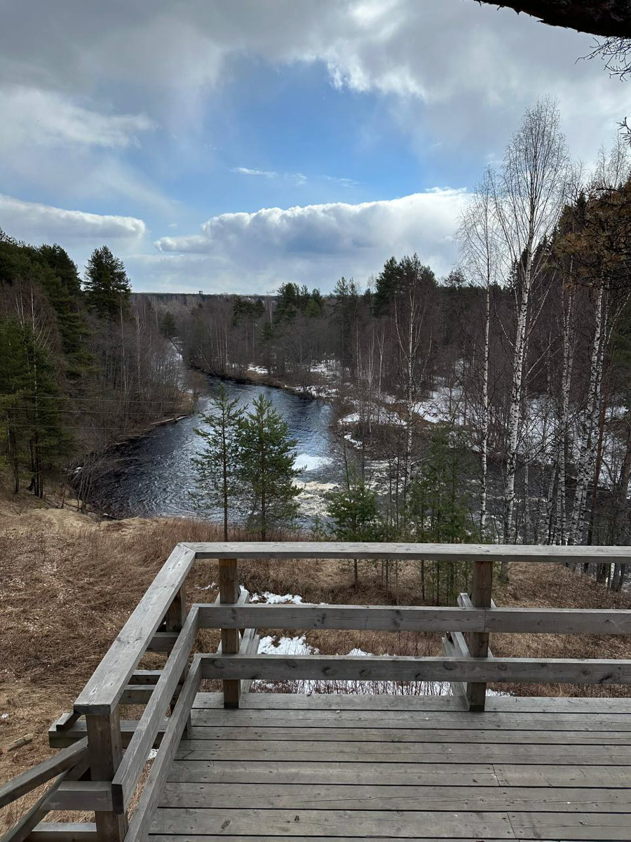 Териберка — это особое место. Край земли, символ красоты северной природы. Мария Гусева всегда хотела там оказаться. И вот подвернулась возможность. Супруг, воодушевившись рабочей поездкой на Кольский полуостров, организовал автопутешествие в Арктику для всей семьи. Забегая вперед, скажем: тур получился очень насыщенным!