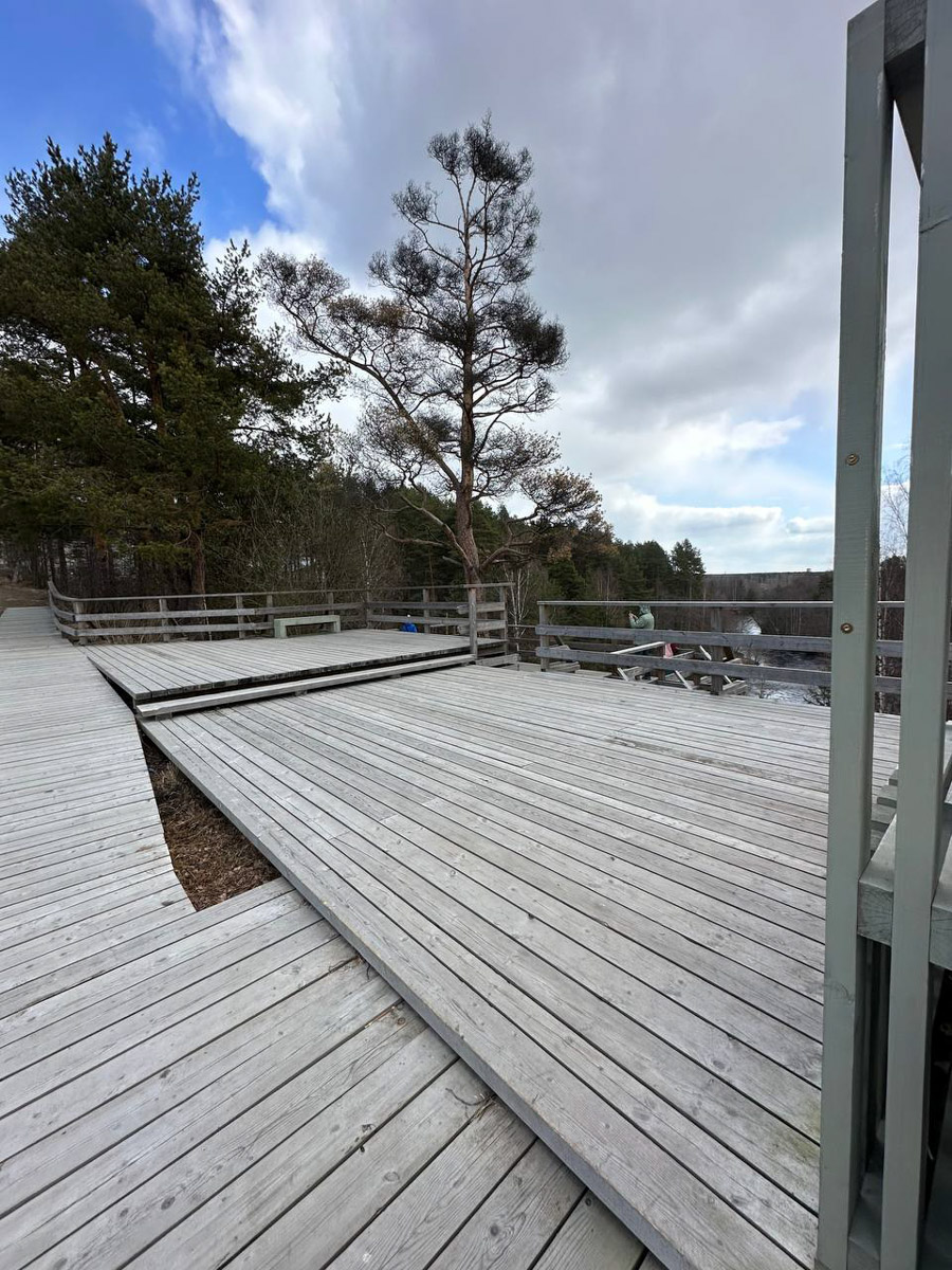 Териберка — это особое место. Край земли, символ красоты северной природы. Мария Гусева всегда хотела там оказаться. И вот подвернулась возможность. Супруг, воодушевившись рабочей поездкой на Кольский полуостров, организовал автопутешествие в Арктику для всей семьи. Забегая вперед, скажем: тур получился очень насыщенным!