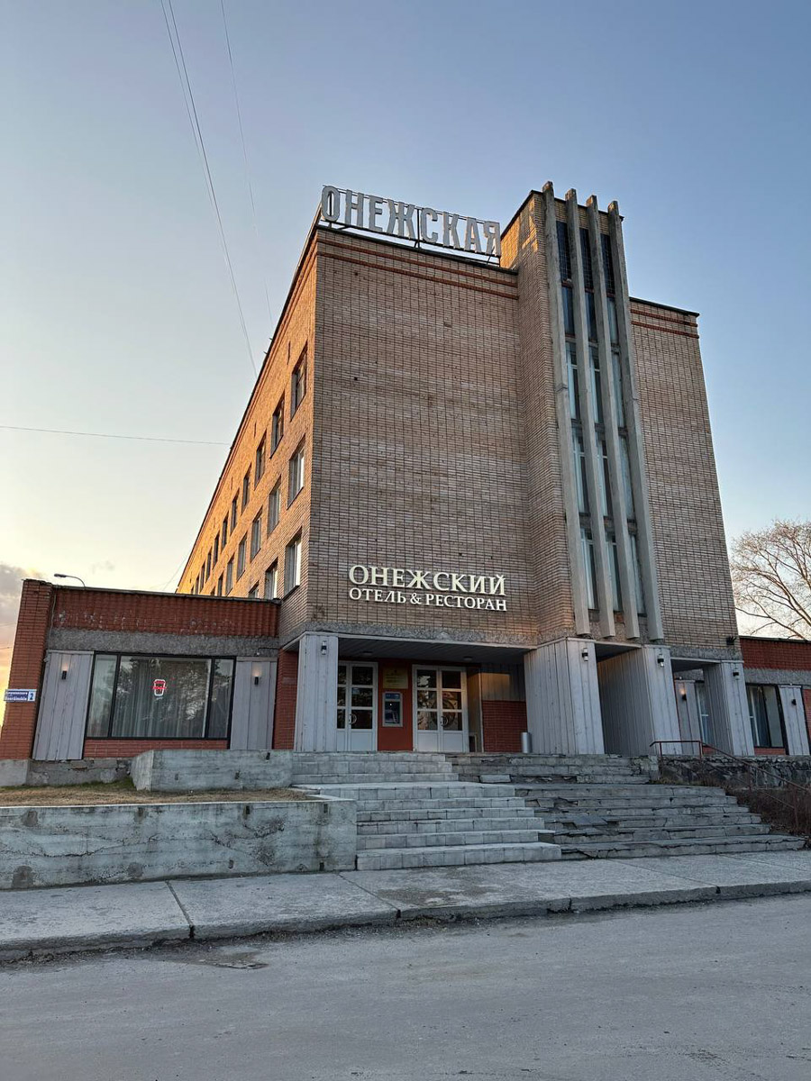 Териберка — это особое место. Край земли, символ красоты северной природы. Мария Гусева всегда хотела там оказаться. И вот подвернулась возможность. Супруг, воодушевившись рабочей поездкой на Кольский полуостров, организовал автопутешествие в Арктику для всей семьи. Забегая вперед, скажем: тур получился очень насыщенным!