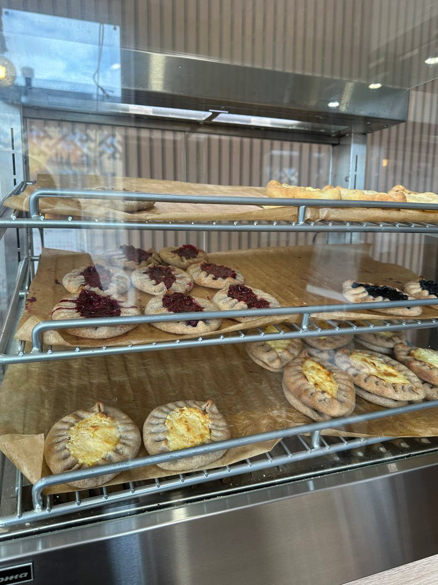 Териберка — это особое место. Край земли, символ красоты северной природы. Мария Гусева всегда хотела там оказаться. И вот подвернулась возможность. Супруг, воодушевившись рабочей поездкой на Кольский полуостров, организовал автопутешествие в Арктику для всей семьи. Забегая вперед, скажем: тур получился очень насыщенным!