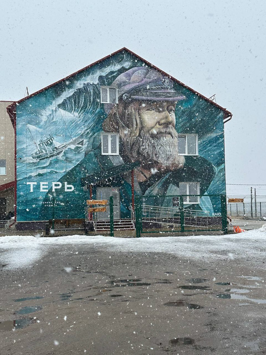 Териберка — это особое место. Край земли, символ красоты северной природы. Мария Гусева всегда хотела там оказаться. И вот подвернулась возможность. Супруг, воодушевившись рабочей поездкой на Кольский полуостров, организовал автопутешествие в Арктику для всей семьи. Забегая вперед, скажем: тур получился очень насыщенным!