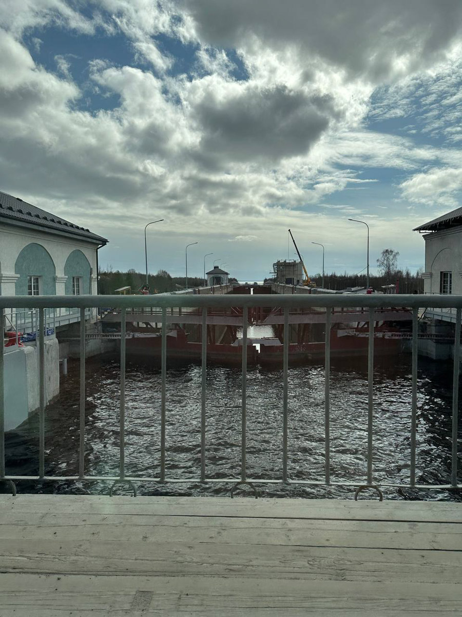 Териберка — это особое место. Край земли, символ красоты северной природы. Мария Гусева всегда хотела там оказаться. И вот подвернулась возможность. Супруг, воодушевившись рабочей поездкой на Кольский полуостров, организовал автопутешествие в Арктику для всей семьи. Забегая вперед, скажем: тур получился очень насыщенным!