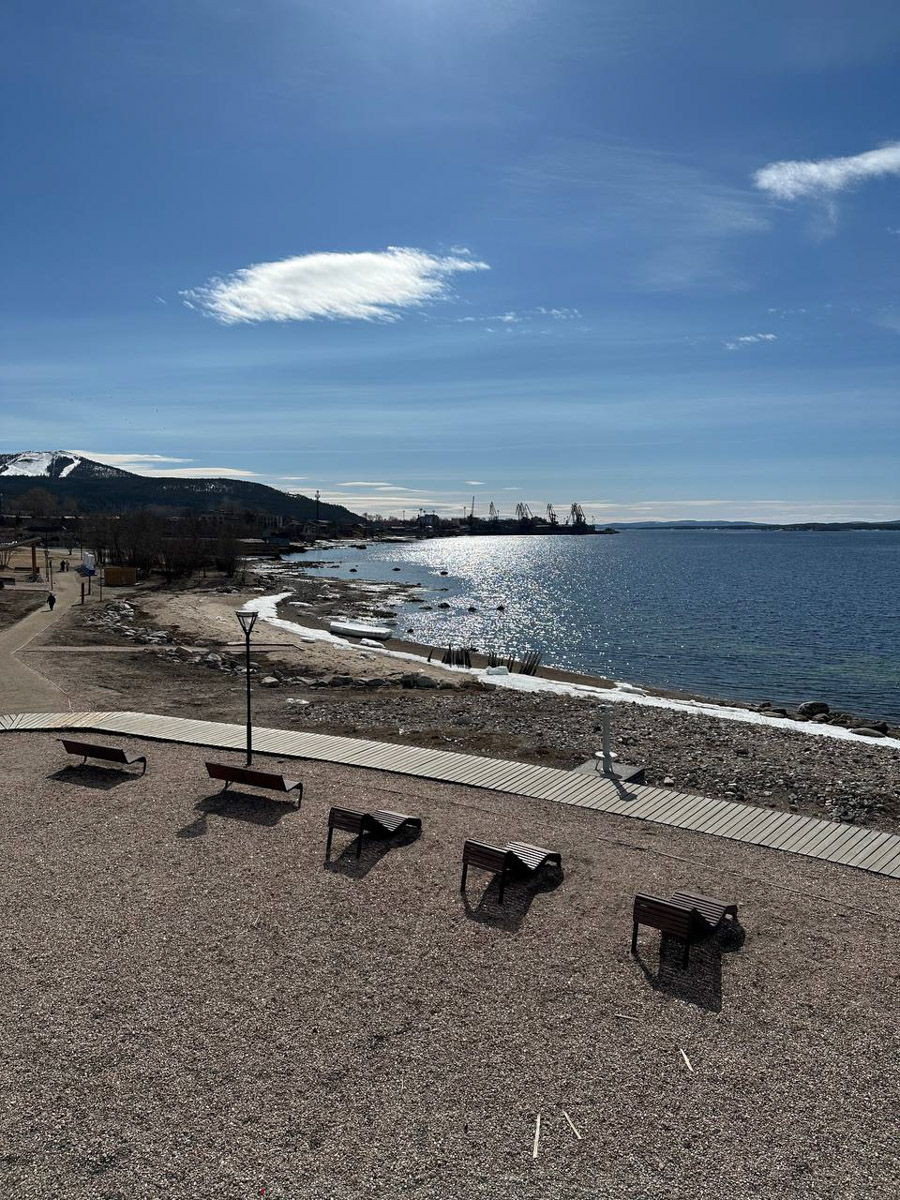 Териберка — это особое место. Край земли, символ красоты северной природы. Мария Гусева всегда хотела там оказаться. И вот подвернулась возможность. Супруг, воодушевившись рабочей поездкой на Кольский полуостров, организовал автопутешествие в Арктику для всей семьи. Забегая вперед, скажем: тур получился очень насыщенным!