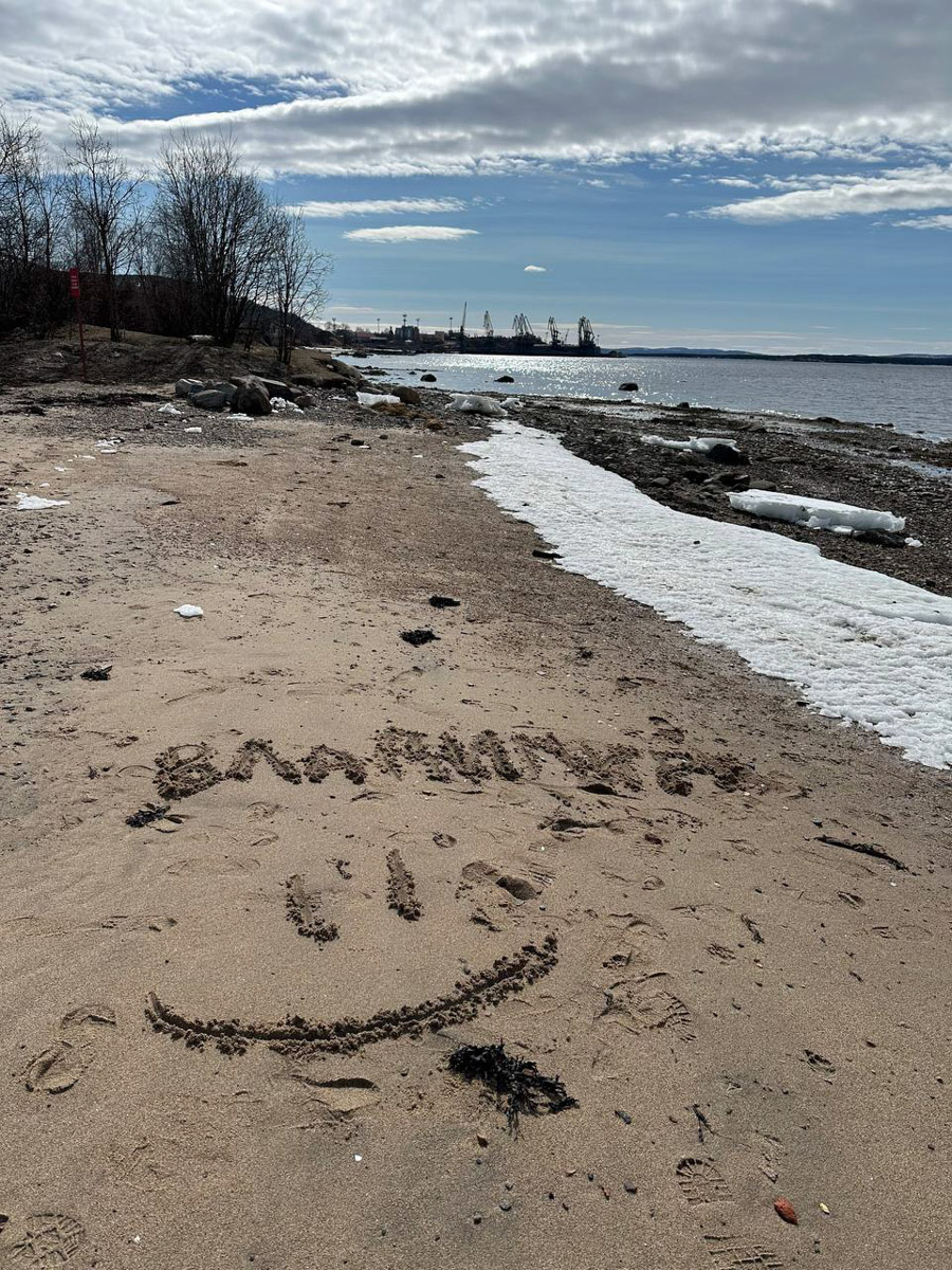 Териберка — это особое место. Край земли, символ красоты северной природы. Мария Гусева всегда хотела там оказаться. И вот подвернулась возможность. Супруг, воодушевившись рабочей поездкой на Кольский полуостров, организовал автопутешествие в Арктику для всей семьи. Забегая вперед, скажем: тур получился очень насыщенным!