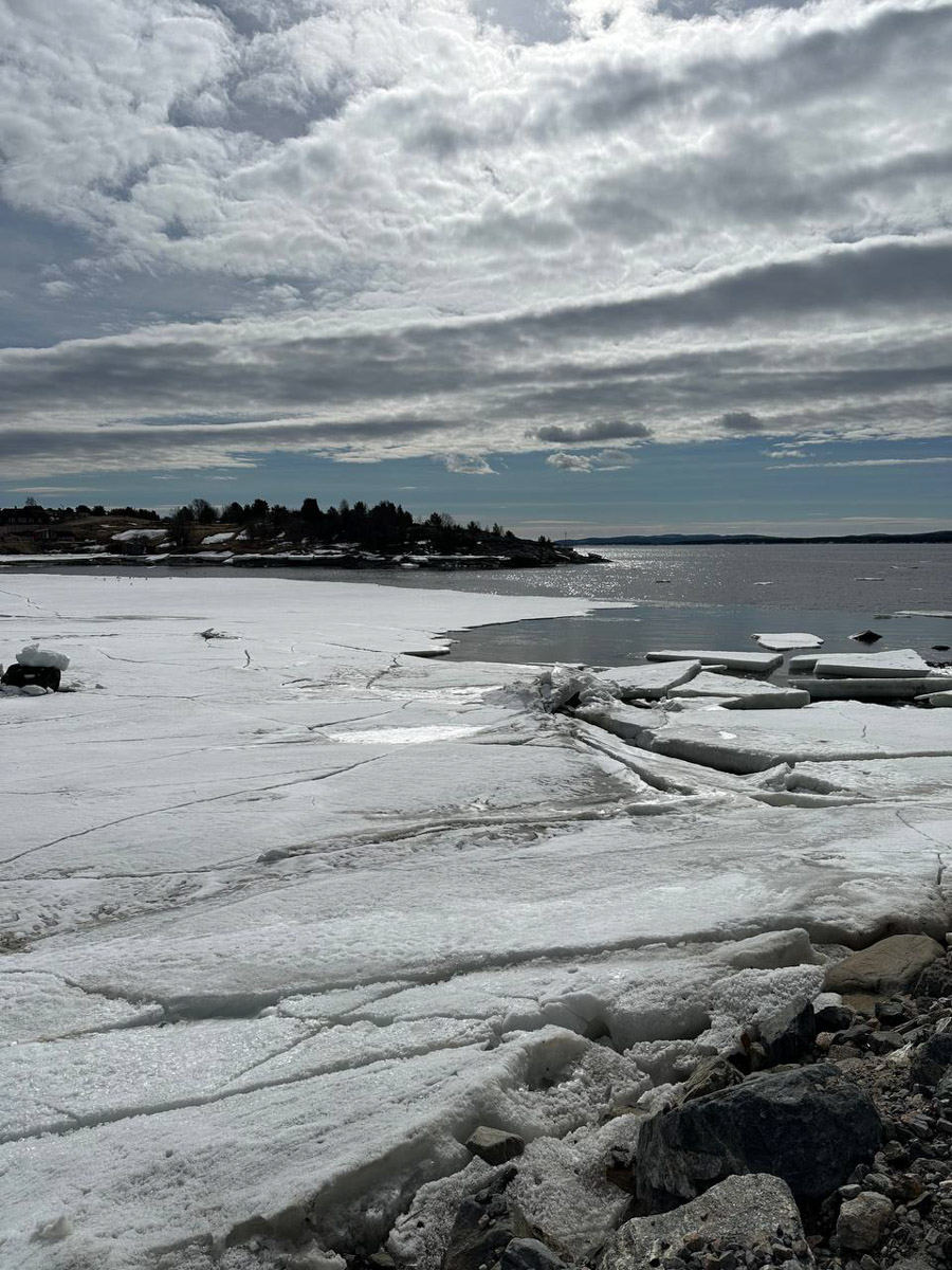 Териберка — это особое место. Край земли, символ красоты северной природы. Мария Гусева всегда хотела там оказаться. И вот подвернулась возможность. Супруг, воодушевившись рабочей поездкой на Кольский полуостров, организовал автопутешествие в Арктику для всей семьи. Забегая вперед, скажем: тур получился очень насыщенным!