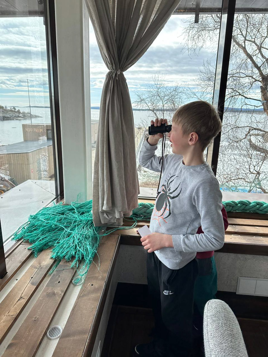 Териберка — это особое место. Край земли, символ красоты северной природы. Мария Гусева всегда хотела там оказаться. И вот подвернулась возможность. Супруг, воодушевившись рабочей поездкой на Кольский полуостров, организовал автопутешествие в Арктику для всей семьи. Забегая вперед, скажем: тур получился очень насыщенным!