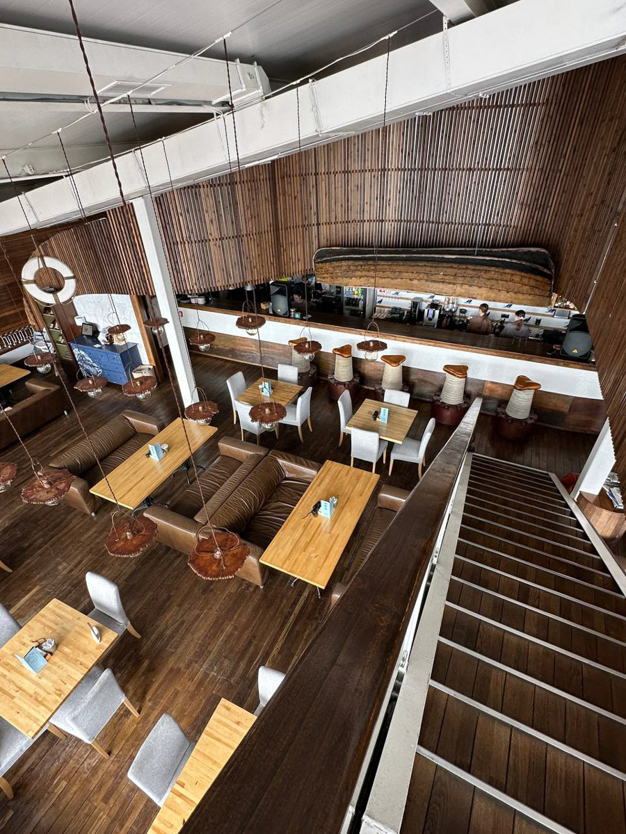 Териберка — это особое место. Край земли, символ красоты северной природы. Мария Гусева всегда хотела там оказаться. И вот подвернулась возможность. Супруг, воодушевившись рабочей поездкой на Кольский полуостров, организовал автопутешествие в Арктику для всей семьи. Забегая вперед, скажем: тур получился очень насыщенным!