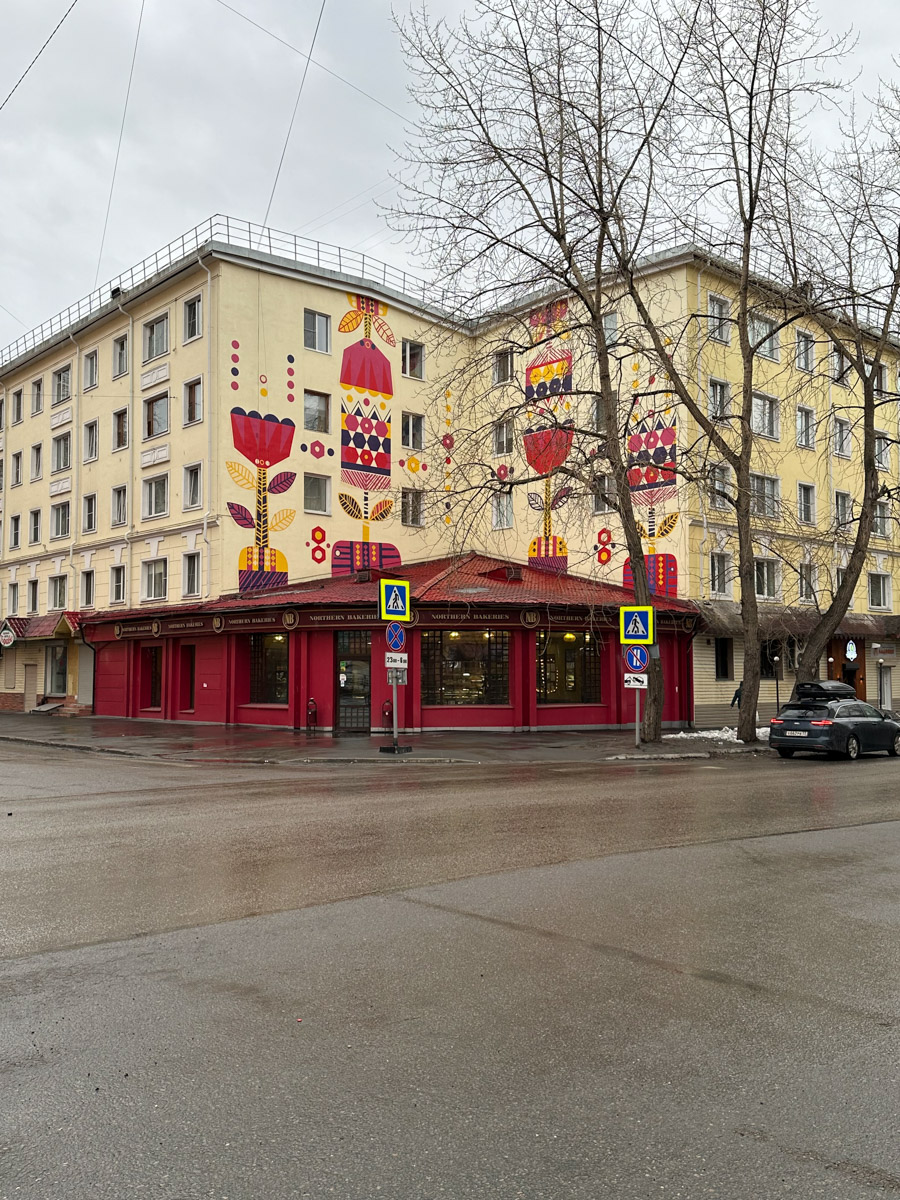 Териберка — это особое место. Край земли, символ красоты северной природы. Мария Гусева всегда хотела там оказаться. И вот подвернулась возможность. Супруг, воодушевившись рабочей поездкой на Кольский полуостров, организовал автопутешествие в Арктику для всей семьи. Забегая вперед, скажем: тур получился очень насыщенным!