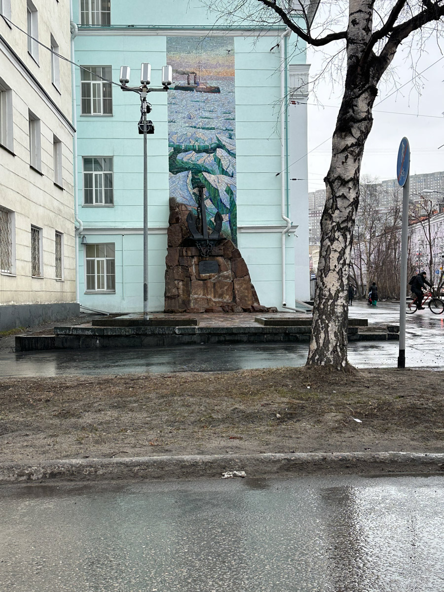 Териберка — это особое место. Край земли, символ красоты северной природы. Мария Гусева всегда хотела там оказаться. И вот подвернулась возможность. Супруг, воодушевившись рабочей поездкой на Кольский полуостров, организовал автопутешествие в Арктику для всей семьи. Забегая вперед, скажем: тур получился очень насыщенным!