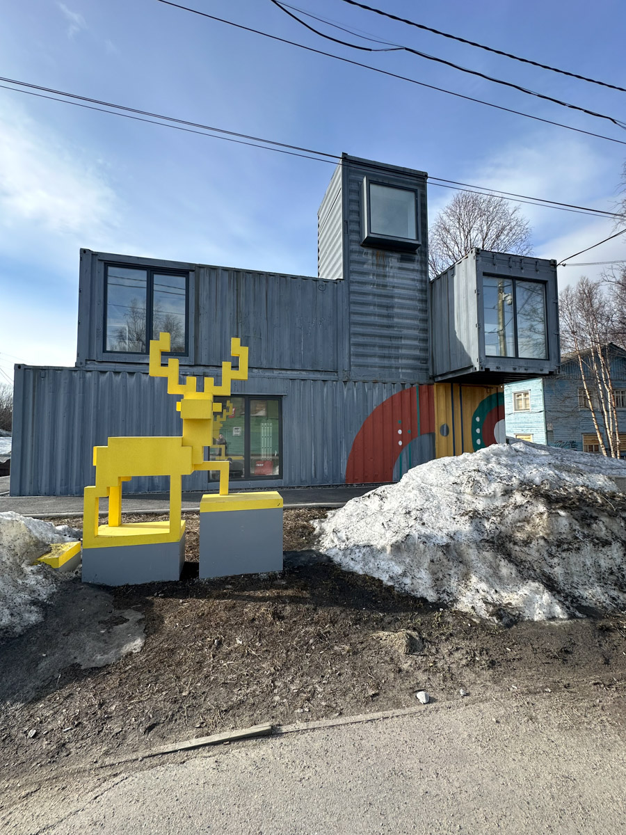 Териберка — это особое место. Край земли, символ красоты северной природы. Мария Гусева всегда хотела там оказаться. И вот подвернулась возможность. Супруг, воодушевившись рабочей поездкой на Кольский полуостров, организовал автопутешествие в Арктику для всей семьи. Забегая вперед, скажем: тур получился очень насыщенным!