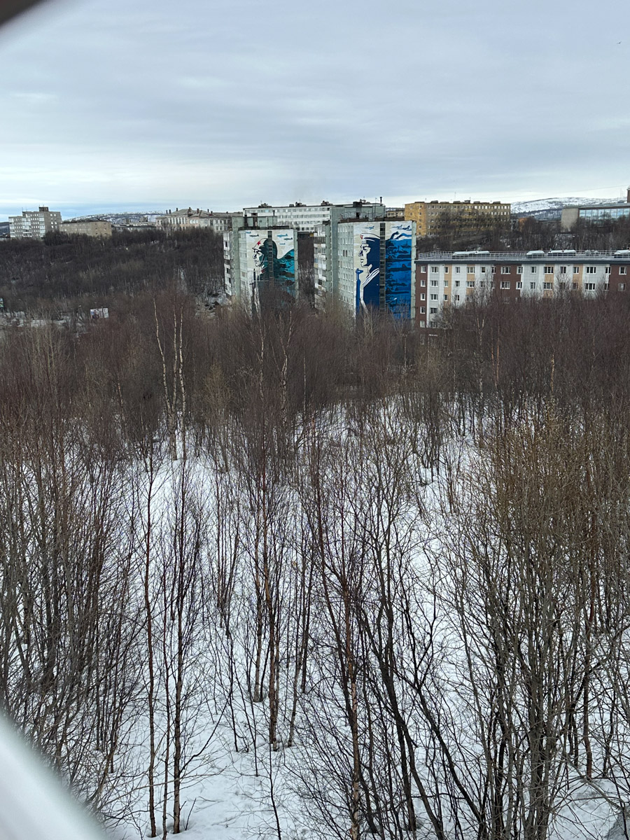 Териберка — это особое место. Край земли, символ красоты северной природы. Мария Гусева всегда хотела там оказаться. И вот подвернулась возможность. Супруг, воодушевившись рабочей поездкой на Кольский полуостров, организовал автопутешествие в Арктику для всей семьи. Забегая вперед, скажем: тур получился очень насыщенным!