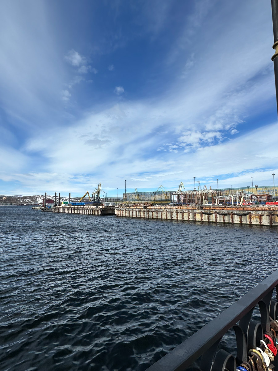 Териберка — это особое место. Край земли, символ красоты северной природы. Мария Гусева всегда хотела там оказаться. И вот подвернулась возможность. Супруг, воодушевившись рабочей поездкой на Кольский полуостров, организовал автопутешествие в Арктику для всей семьи. Забегая вперед, скажем: тур получился очень насыщенным!