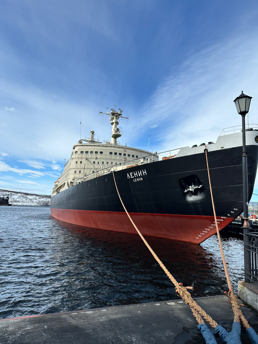 Териберка — это особое место. Край земли, символ красоты северной природы. Мария Гусева всегда хотела там оказаться. И вот подвернулась возможность. Супруг, воодушевившись рабочей поездкой на Кольский полуостров, организовал автопутешествие в Арктику для всей семьи. Забегая вперед, скажем: тур получился очень насыщенным!