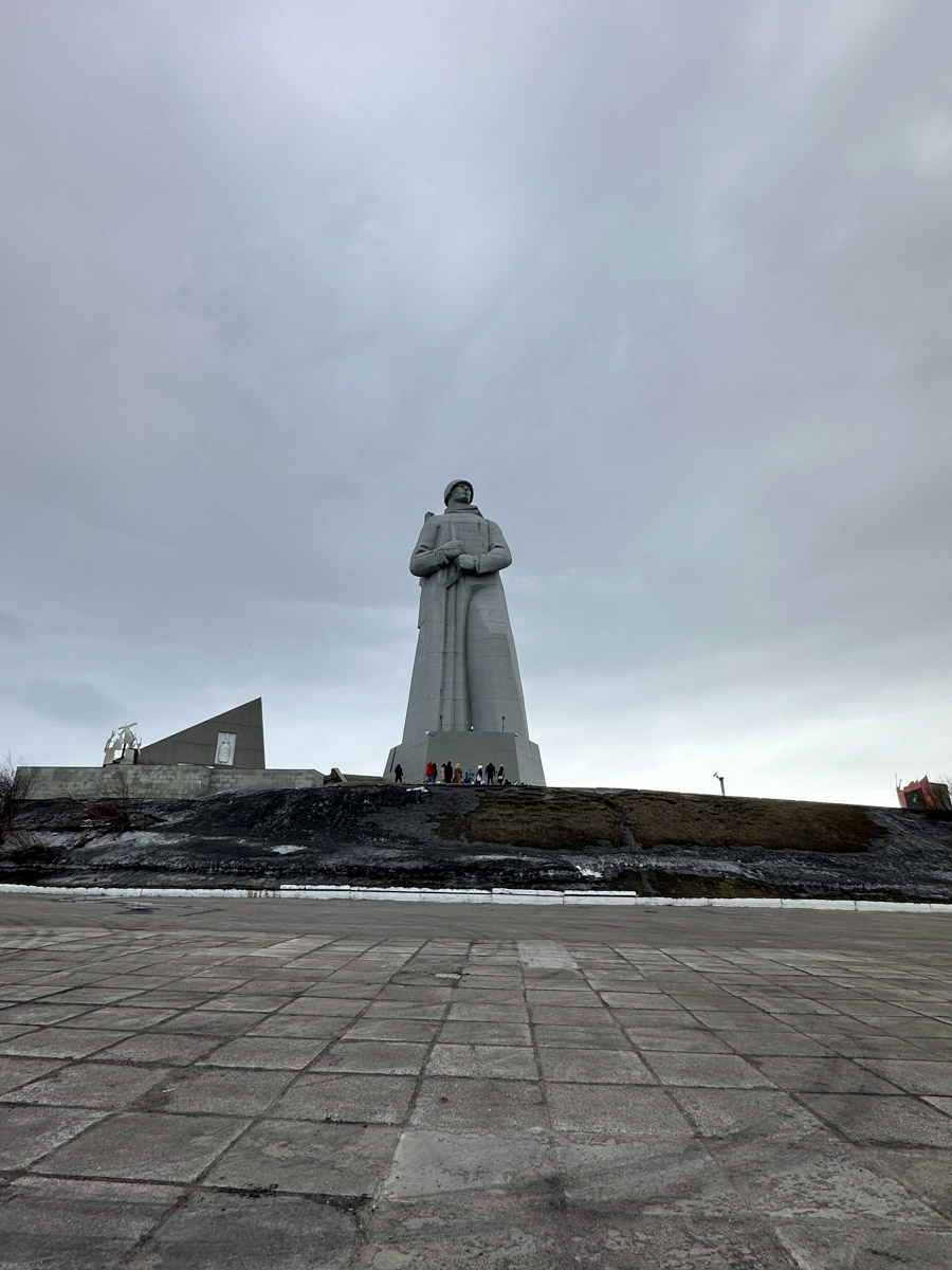 Териберка — это особое место. Край земли, символ красоты северной природы. Мария Гусева всегда хотела там оказаться. И вот подвернулась возможность. Супруг, воодушевившись рабочей поездкой на Кольский полуостров, организовал автопутешествие в Арктику для всей семьи. Забегая вперед, скажем: тур получился очень насыщенным!