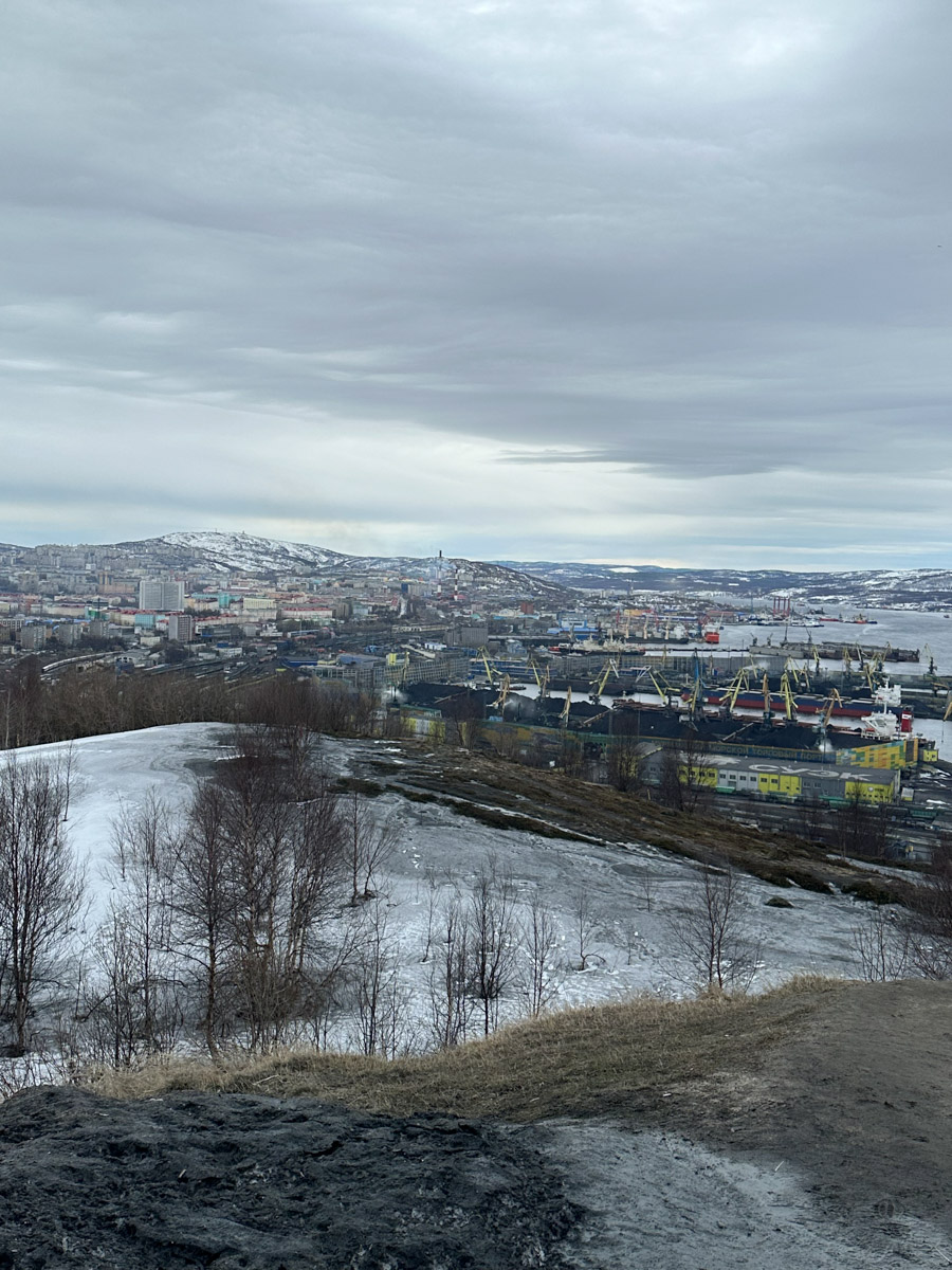Териберка — это особое место. Край земли, символ красоты северной природы. Мария Гусева всегда хотела там оказаться. И вот подвернулась возможность. Супруг, воодушевившись рабочей поездкой на Кольский полуостров, организовал автопутешествие в Арктику для всей семьи. Забегая вперед, скажем: тур получился очень насыщенным!