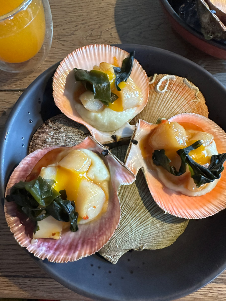 Териберка — это особое место. Край земли, символ красоты северной природы. Мария Гусева всегда хотела там оказаться. И вот подвернулась возможность. Супруг, воодушевившись рабочей поездкой на Кольский полуостров, организовал автопутешествие в Арктику для всей семьи. Забегая вперед, скажем: тур получился очень насыщенным!