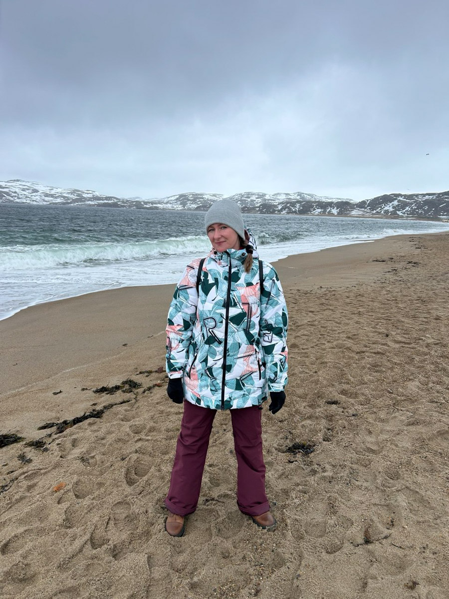 Териберка — это особое место. Край земли, символ красоты северной природы. Мария Гусева всегда хотела там оказаться. И вот подвернулась возможность. Супруг, воодушевившись рабочей поездкой на Кольский полуостров, организовал автопутешествие в Арктику для всей семьи. Забегая вперед, скажем: тур получился очень насыщенным!