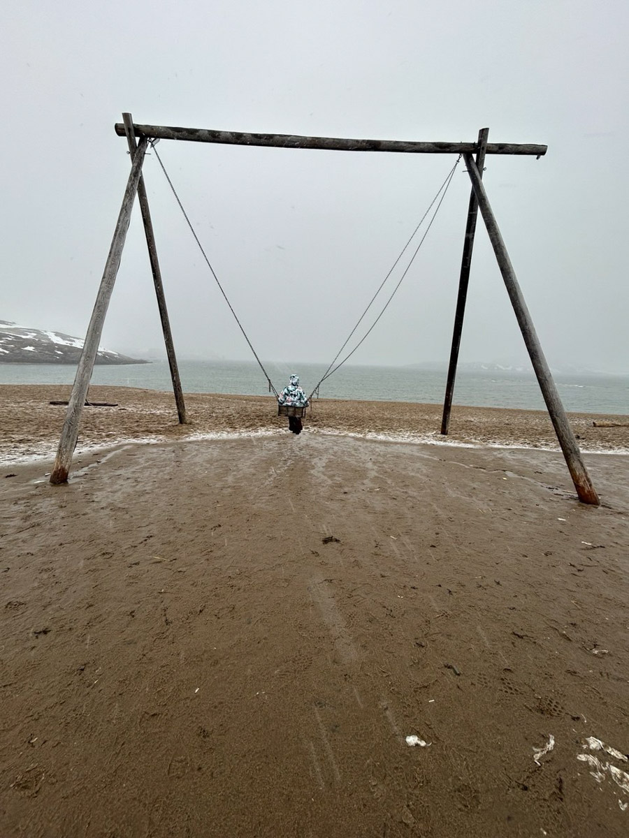 Териберка — это особое место. Край земли, символ красоты северной природы. Мария Гусева всегда хотела там оказаться. И вот подвернулась возможность. Супруг, воодушевившись рабочей поездкой на Кольский полуостров, организовал автопутешествие в Арктику для всей семьи. Забегая вперед, скажем: тур получился очень насыщенным!